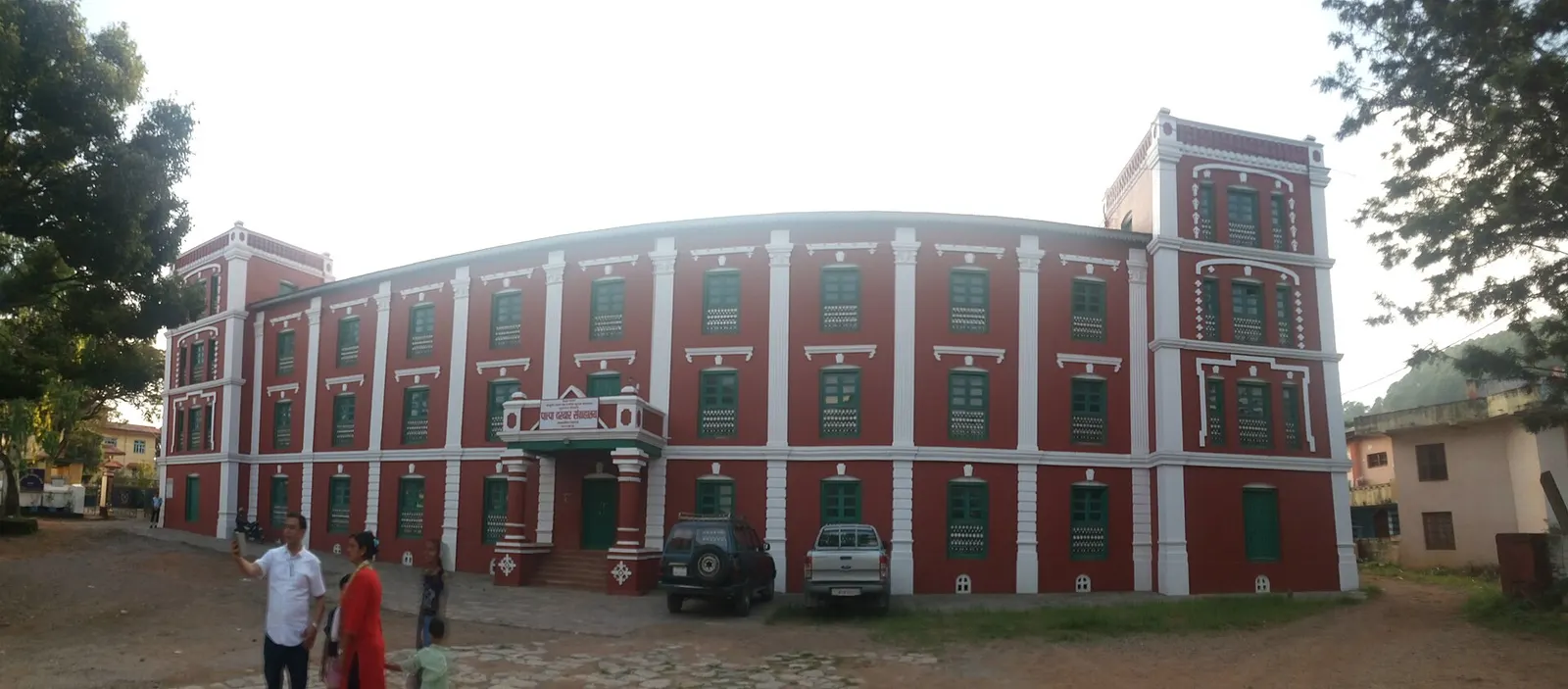 The long red-brick and white facade of Palpa Durbar in the centre of Tansen.